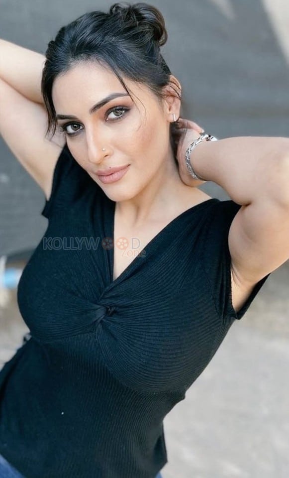 Stunning Shivangi Verma in a Black T Shirt and Jeans Photos 02