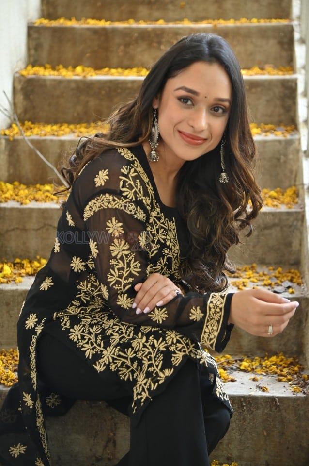 Actress Aarthi Gupta at Sodara Movie Interview Photos 04
