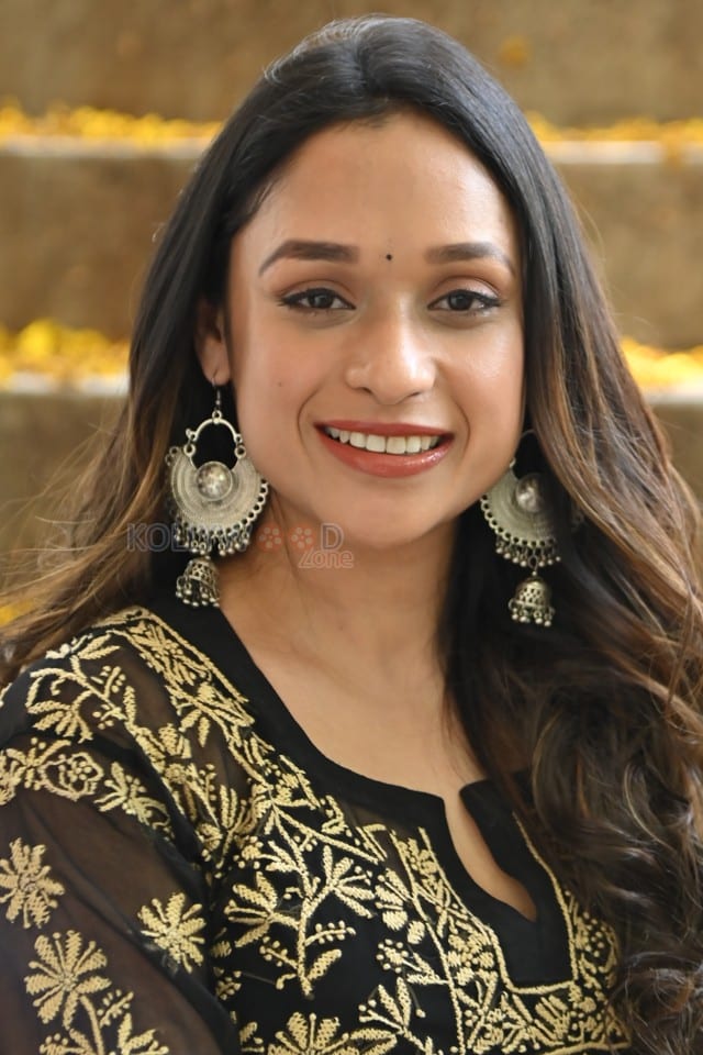 Actress Aarthi Gupta at Sodara Movie Interview Photos 06