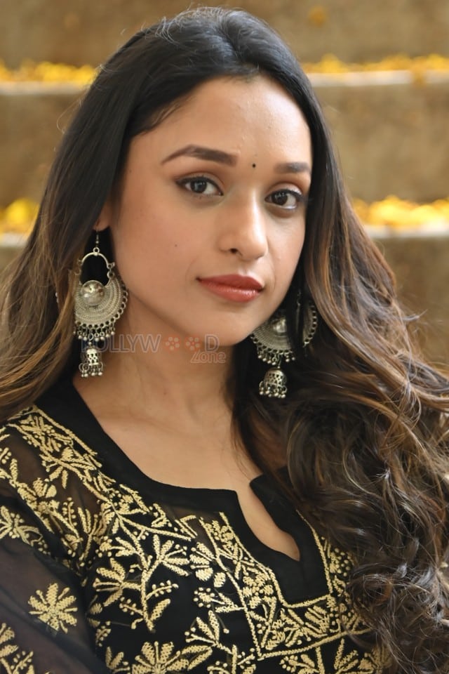 Actress Aarthi Gupta at Sodara Movie Interview Photos 07
