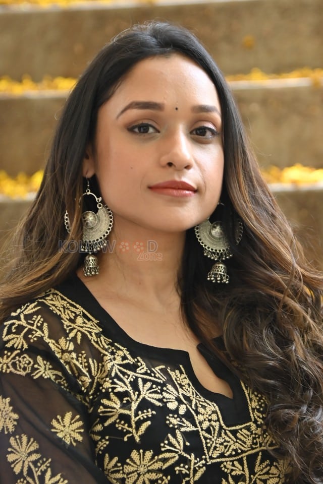Actress Aarthi Gupta at Sodara Movie Interview Photos 08