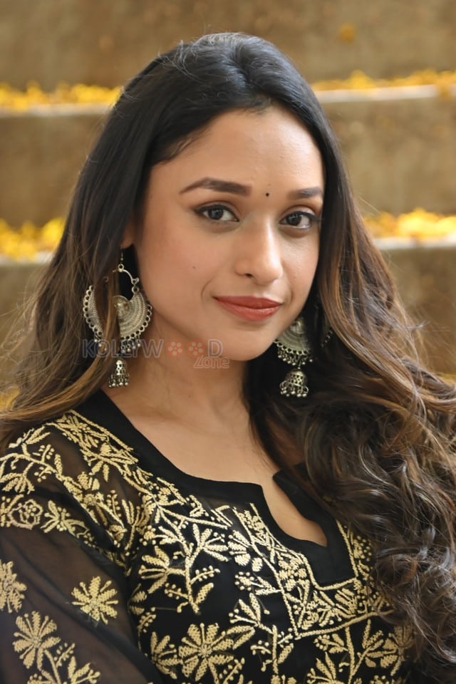 Actress Aarthi Gupta at Sodara Movie Interview Photos 09