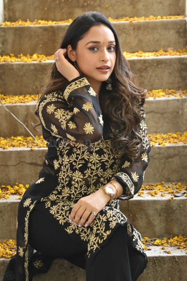 Actress Aarthi Gupta at Sodara Movie Interview Photos 10