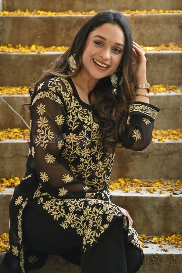 Actress Aarthi Gupta at Sodara Movie Interview Photos 11