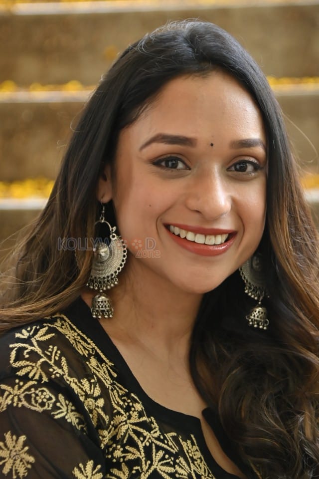 Actress Aarthi Gupta at Sodara Movie Interview Photos 12