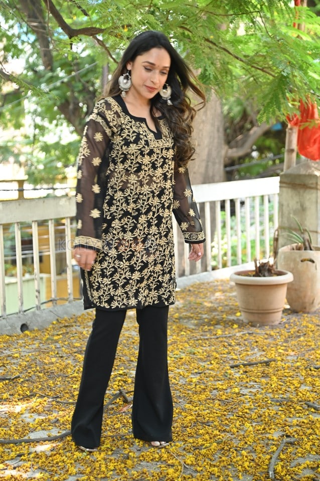 Actress Aarthi Gupta at Sodara Movie Interview Photos 14