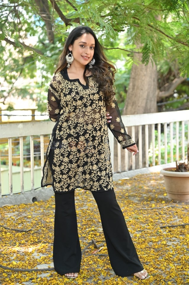 Actress Aarthi Gupta at Sodara Movie Interview Photos 15