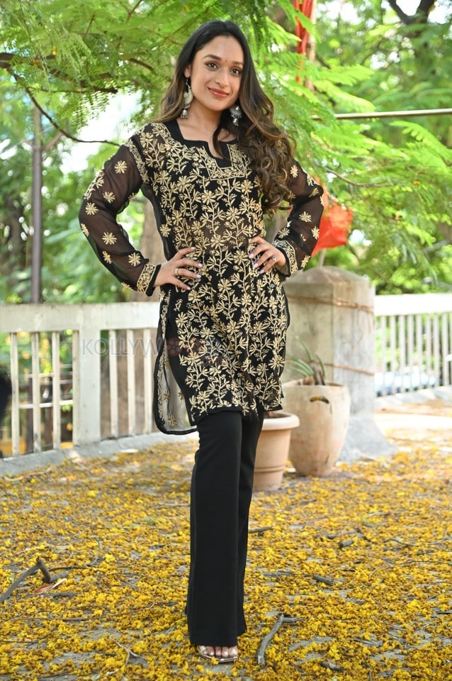 Actress Aarthi Gupta at Sodara Movie Interview Photos 20