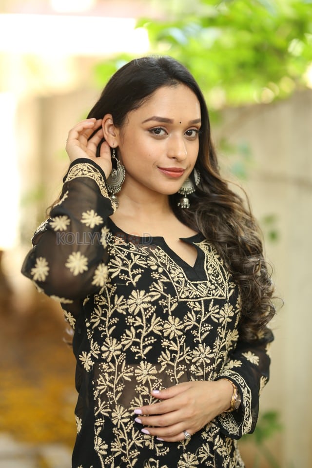 Actress Aarthi Gupta at Sodara Movie Interview Photos 22
