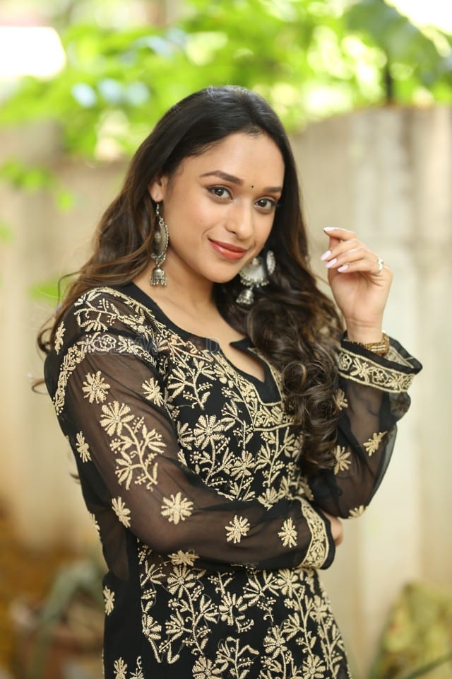 Actress Aarthi Gupta at Sodara Movie Interview Photos 23