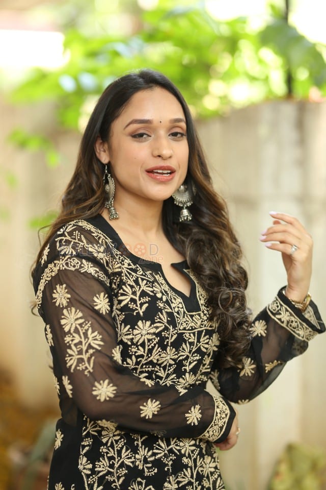 Actress Aarthi Gupta at Sodara Movie Interview Photos 24