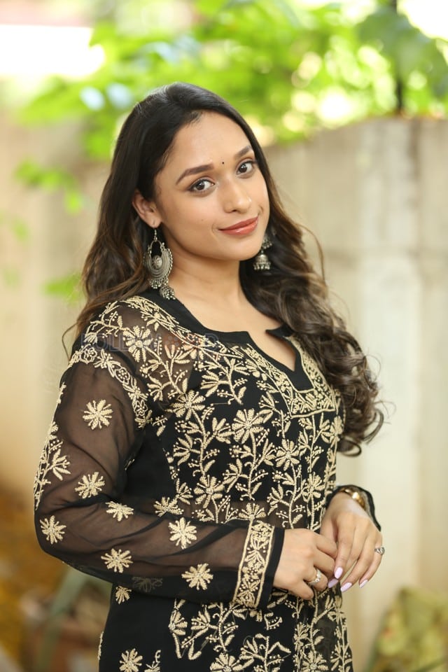 Actress Aarthi Gupta at Sodara Movie Interview Photos 25