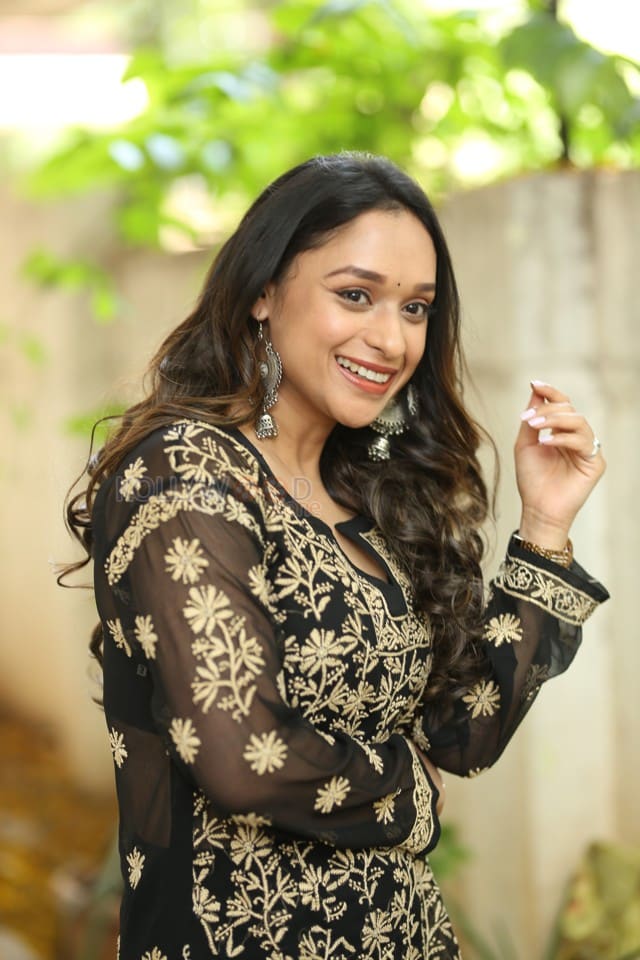 Actress Aarthi Gupta at Sodara Movie Interview Photos 26