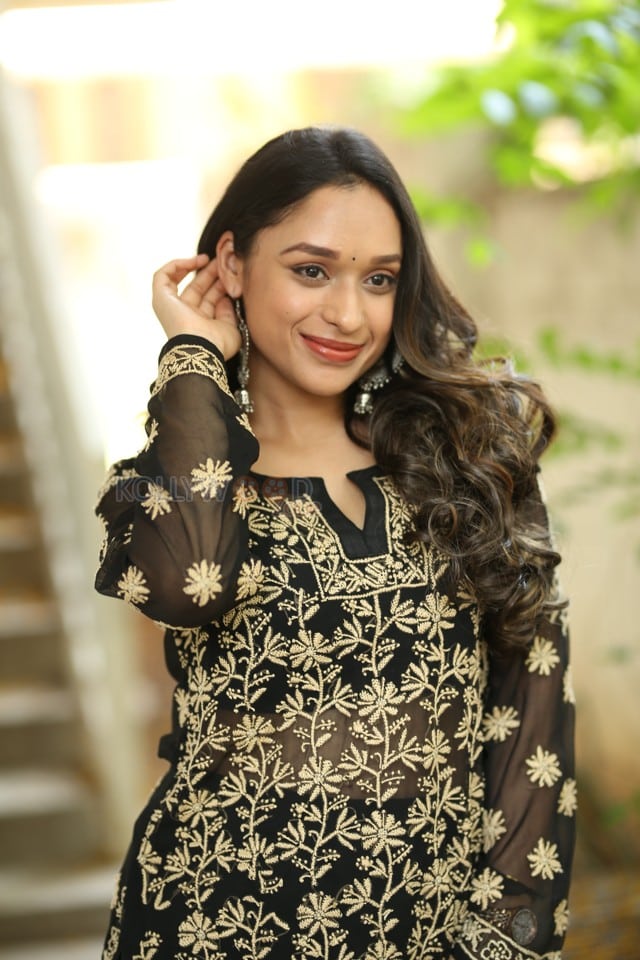 Actress Aarthi Gupta at Sodara Movie Interview Photos 27