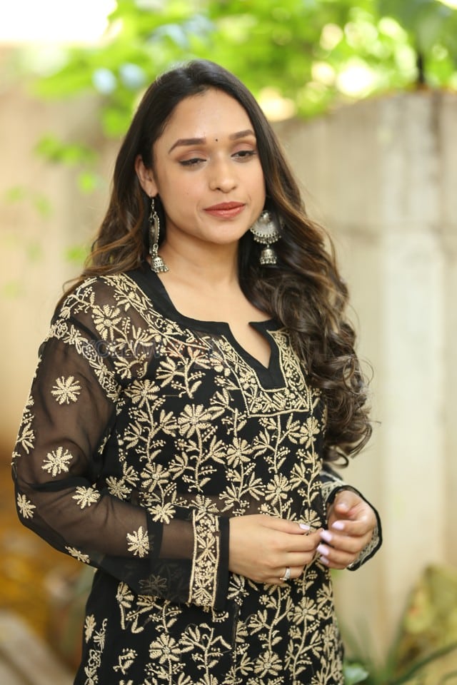 Actress Aarthi Gupta at Sodara Movie Interview Photos 28