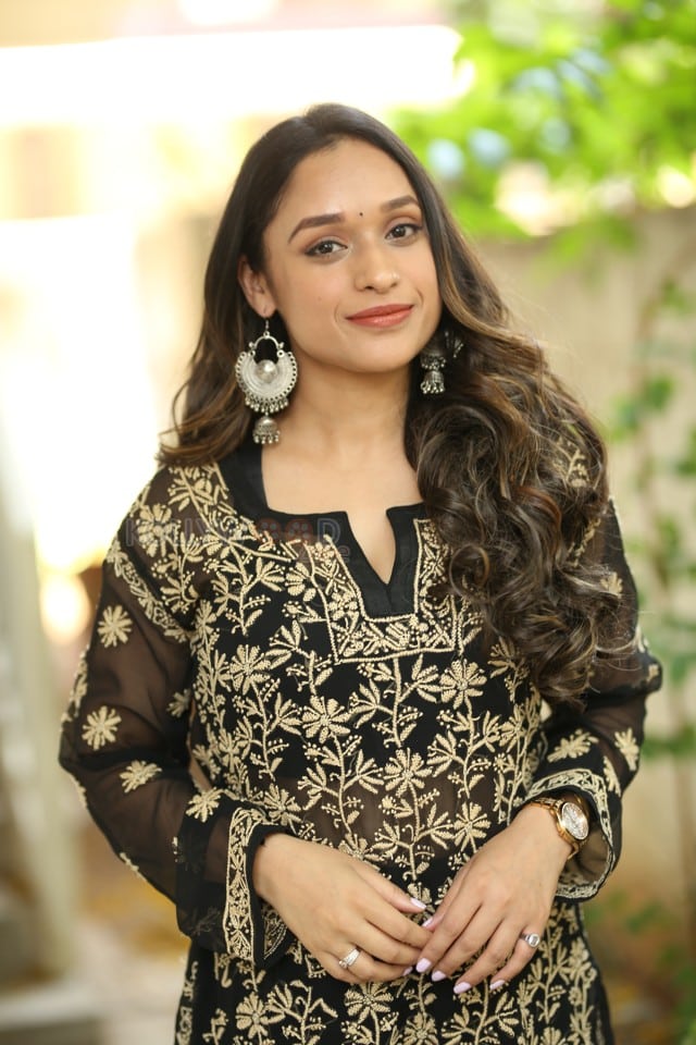 Actress Aarthi Gupta at Sodara Movie Interview Photos 30