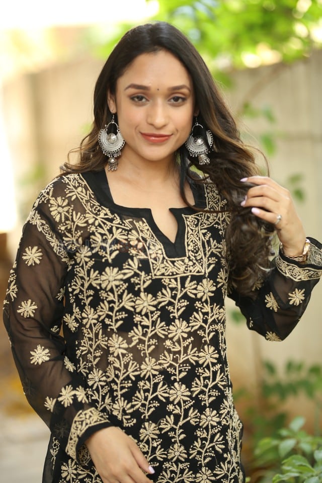 Actress Aarthi Gupta at Sodara Movie Interview Photos 31