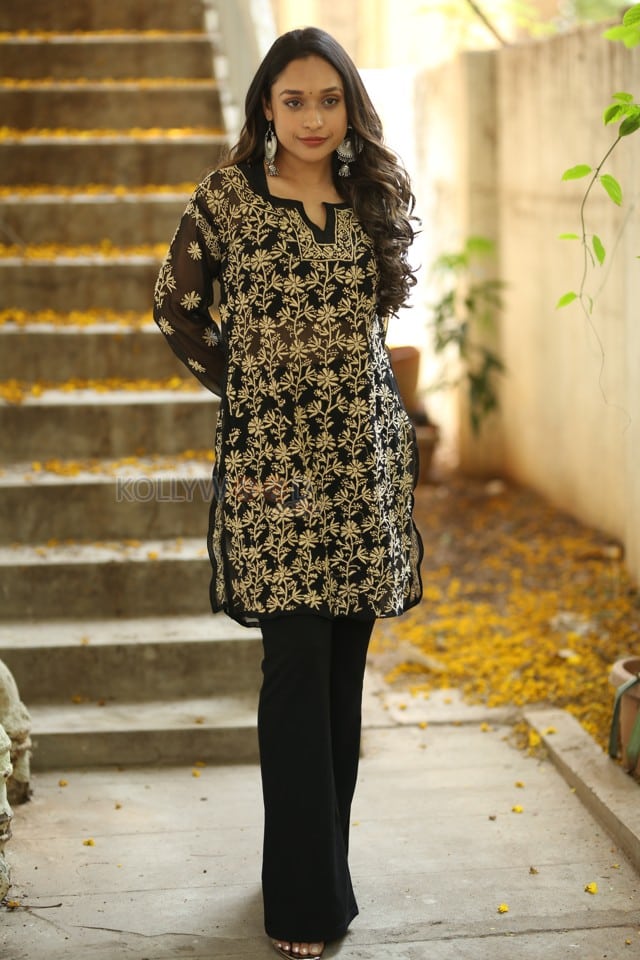 Actress Aarthi Gupta at Sodara Movie Interview Photos 32