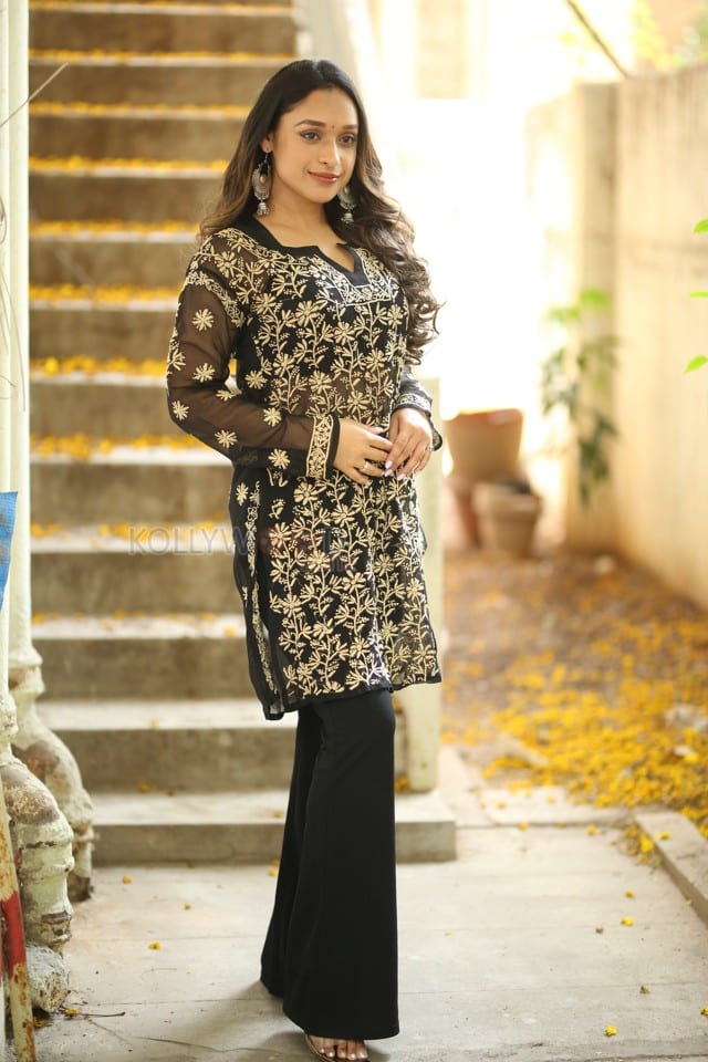 Actress Aarthi Gupta at Sodara Movie Interview Photos 35