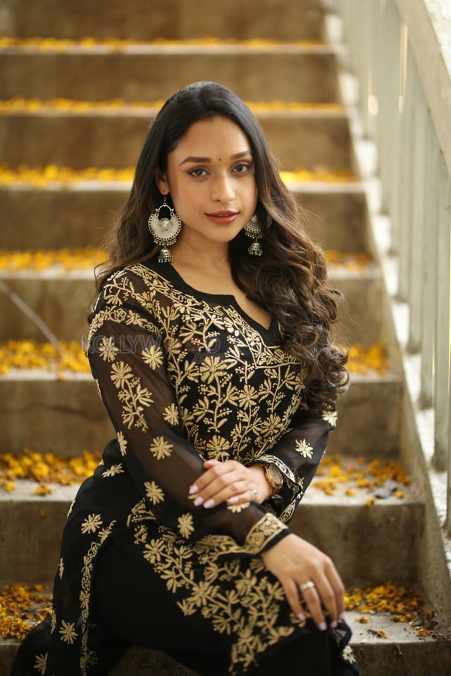 Actress Aarthi Gupta at Sodara Movie Interview Photos 36