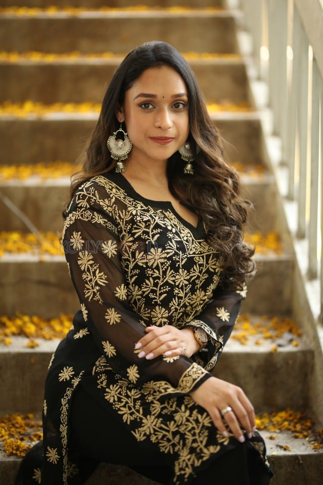 Actress Aarthi Gupta at Sodara Movie Interview Photos 37