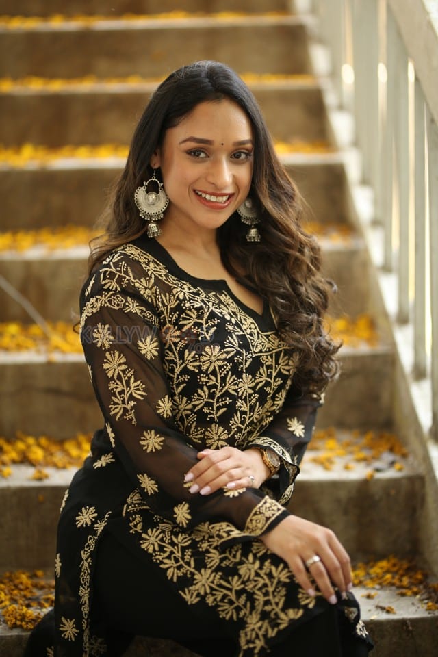 Actress Aarthi Gupta at Sodara Movie Interview Photos 38