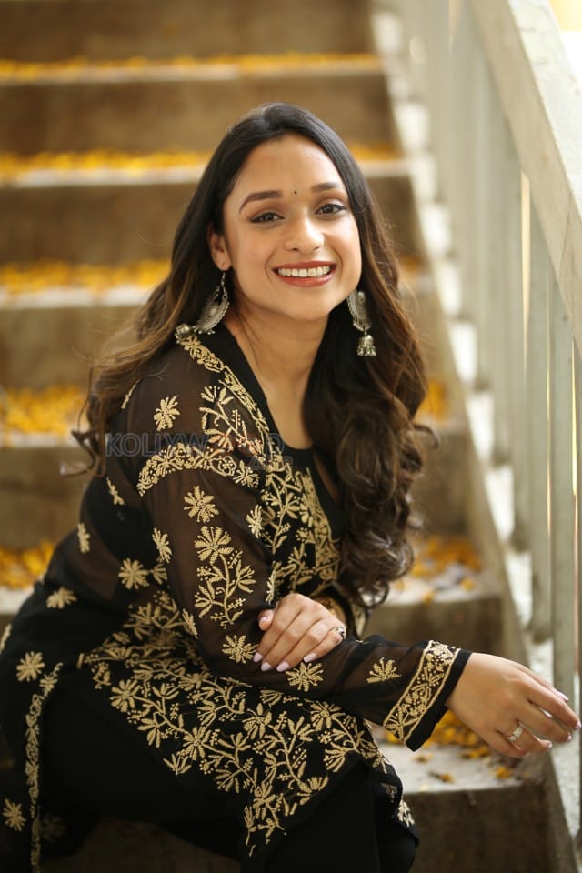 Actress Aarthi Gupta at Sodara Movie Interview Photos 41