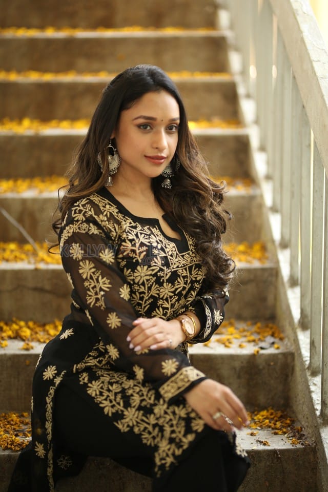 Actress Aarthi Gupta at Sodara Movie Interview Photos 45