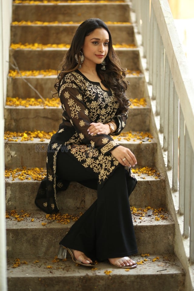 Actress Aarthi Gupta at Sodara Movie Interview Photos 46