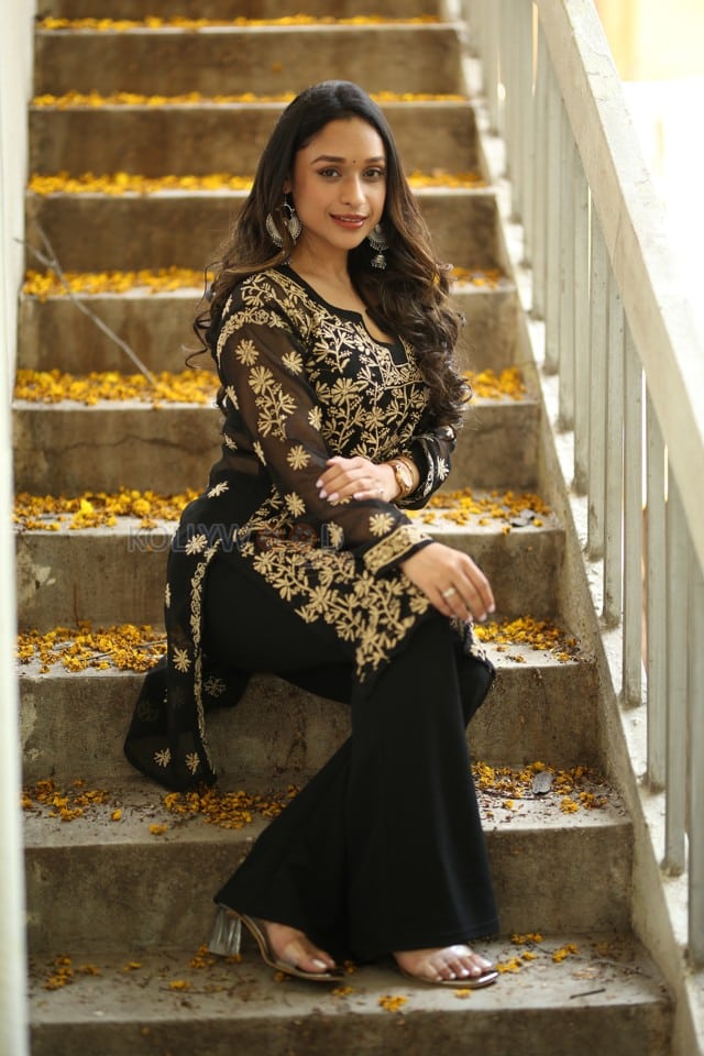 Actress Aarthi Gupta at Sodara Movie Interview Photos 47