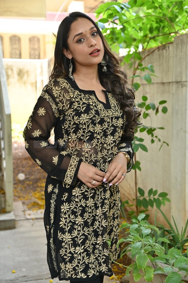 Actress Aarthi Gupta at Sodara Movie Interview Photos 53