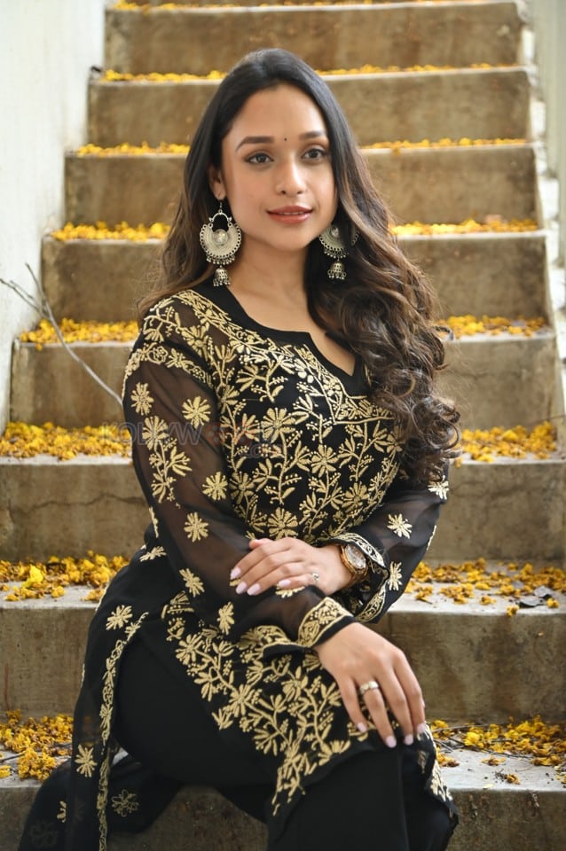 Actress Aarthi Gupta at Sodara Movie Interview Photos 55