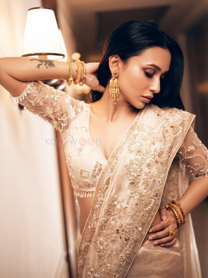 Dazzling Mimi Chakraborty in a Cream Designer Saree Photos 02