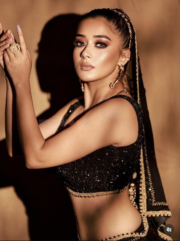 Glamorous Tina Datta Cleavage in a Black Party Saree with a Deep Neck Sleeveless Blouse Photos 03