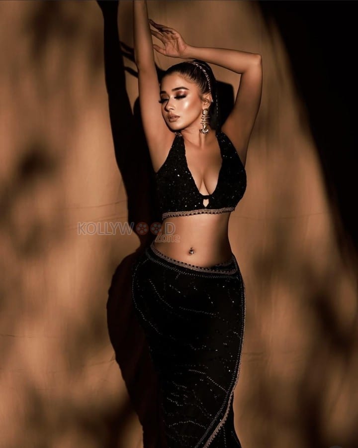 Glamorous Tina Datta Cleavage in a Black Party Saree with a Deep Neck Sleeveless Blouse Photos 04
