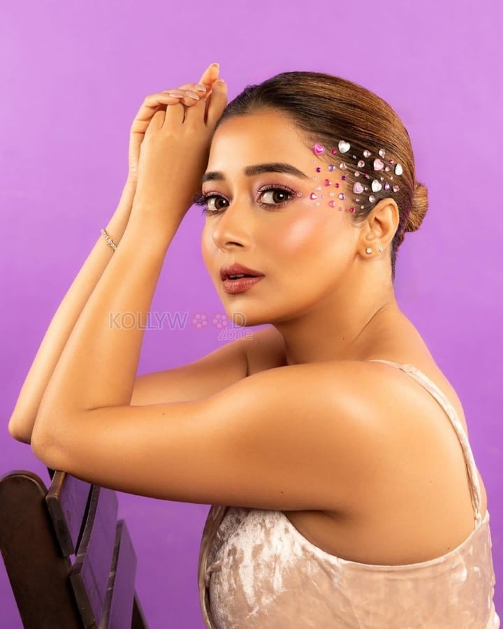 Hum Rahe Na Rahe Hum Actress Tina Datta Sexy Picture 01