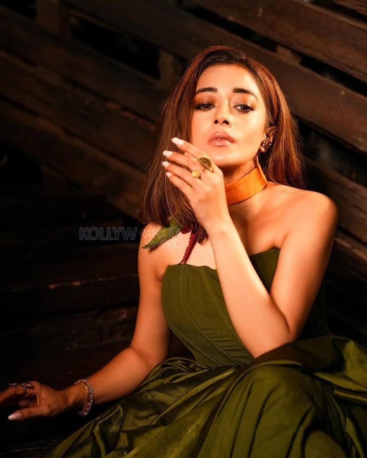 Hum Rahe Na Rahe Hum Actress Tina Datta in a Green Strapless Gown Pictures 02