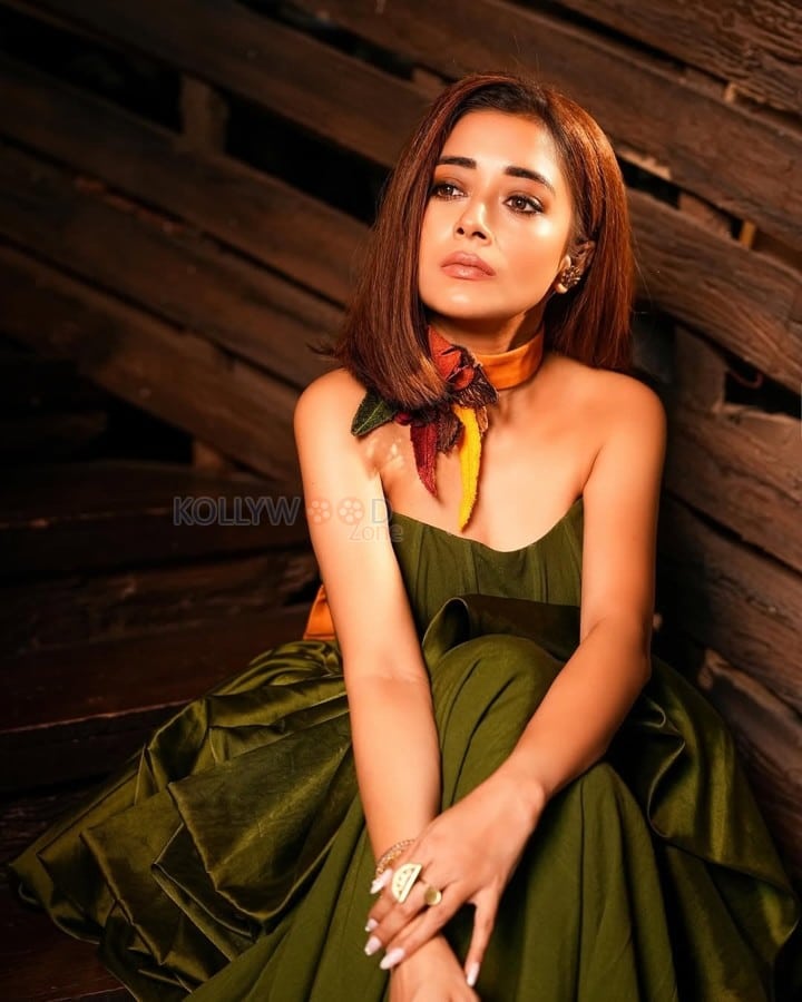 Hum Rahe Na Rahe Hum Actress Tina Datta in a Green Strapless Gown Pictures 03