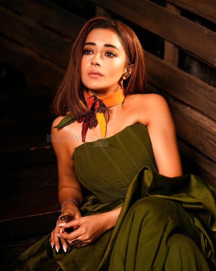 Hum Rahe Na Rahe Hum Actress Tina Datta in a Green Strapless Gown Pictures 04