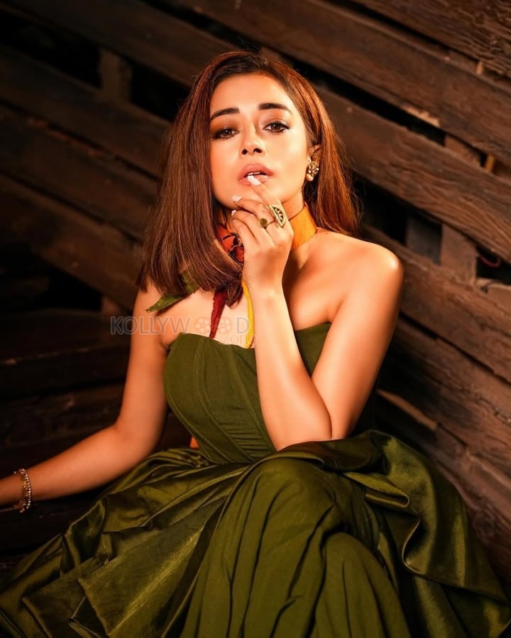Hum Rahe Na Rahe Hum Actress Tina Datta in a Green Strapless Gown Pictures 05