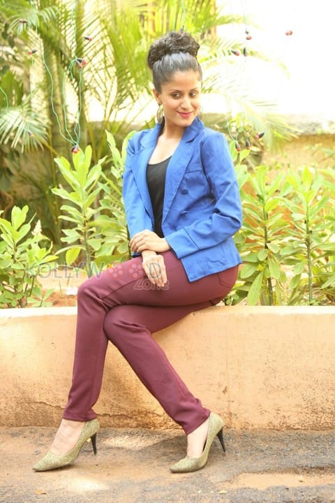 Actress Anukruthi At National Silk Expo Photos 01