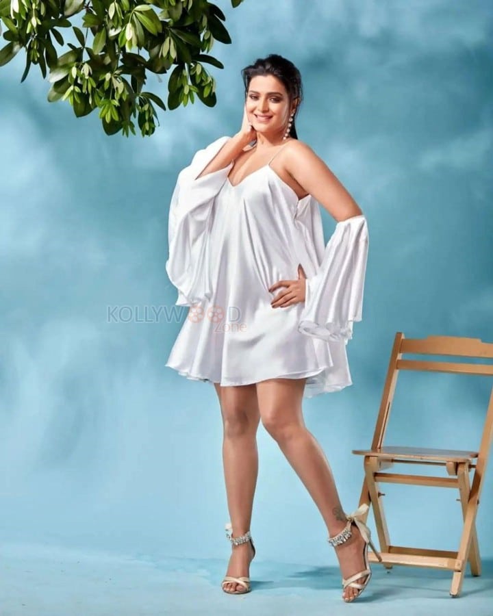 Actress Divya Pillai Glam Photoshoot Pictures 03
