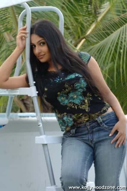 Actress Monika Stills 111