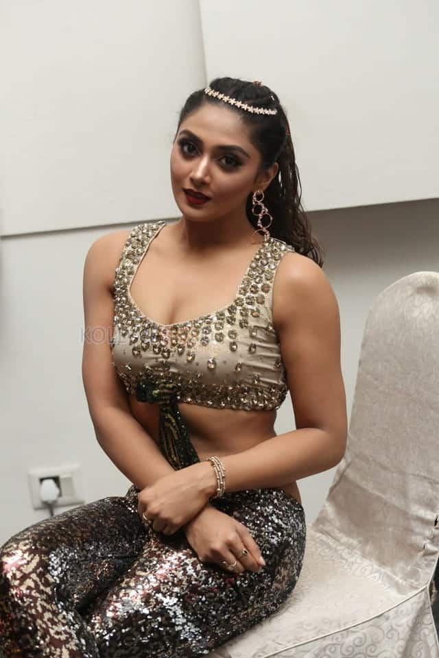 Actress Natasha Doshi At Bang Bang New Year 2019 Celebration Photos 07