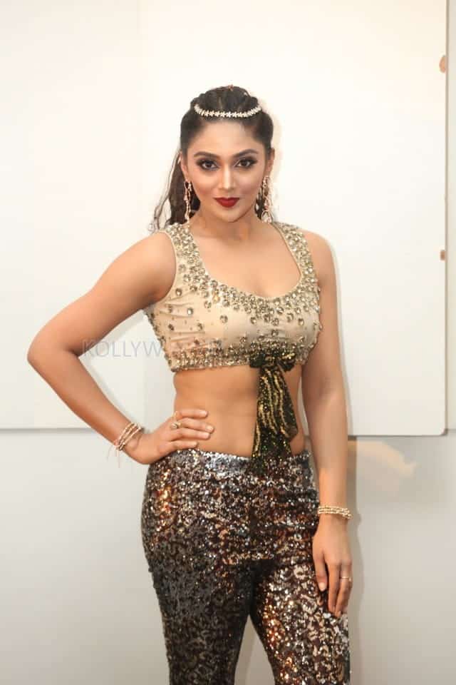 Actress Natasha Doshi At Bang Bang New Year 2019 Celebration Photos 66
