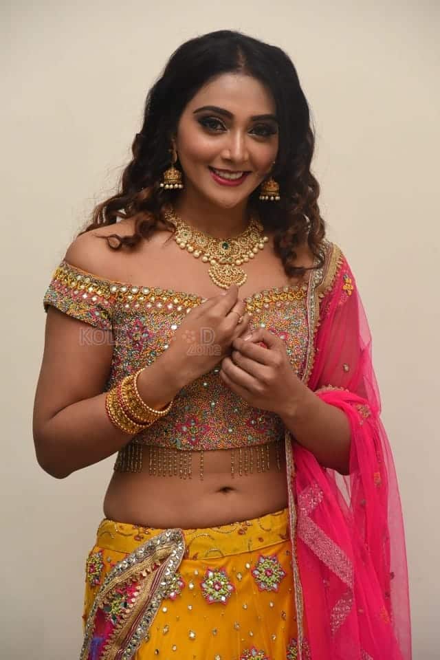 Actress Natasha Doshi At Vb Entertainments Venditera Awards 2018 2019 Photos 03