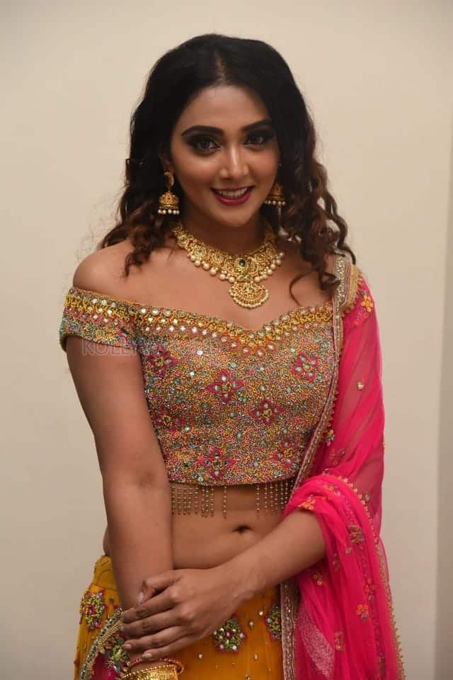 Actress Natasha Doshi At Vb Entertainments Venditera Awards 2018 2019 Photos 04