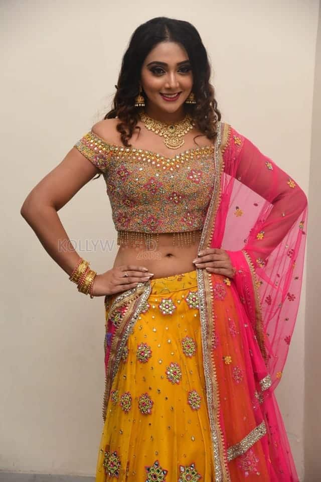 Actress Natasha Doshi At Vb Entertainments Venditera Awards 2018 2019 Photos 05
