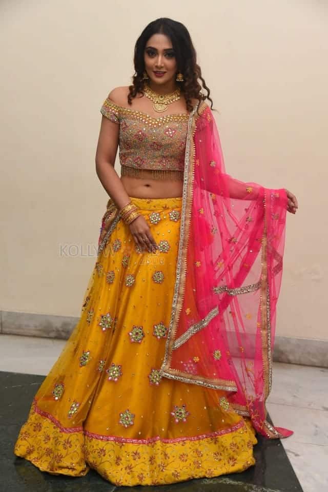Actress Natasha Doshi At Vb Entertainments Venditera Awards 2018 2019 Photos 21