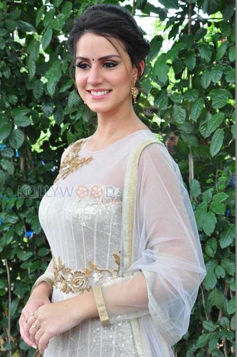 Beautiful Larissa Bonesi Photos 15